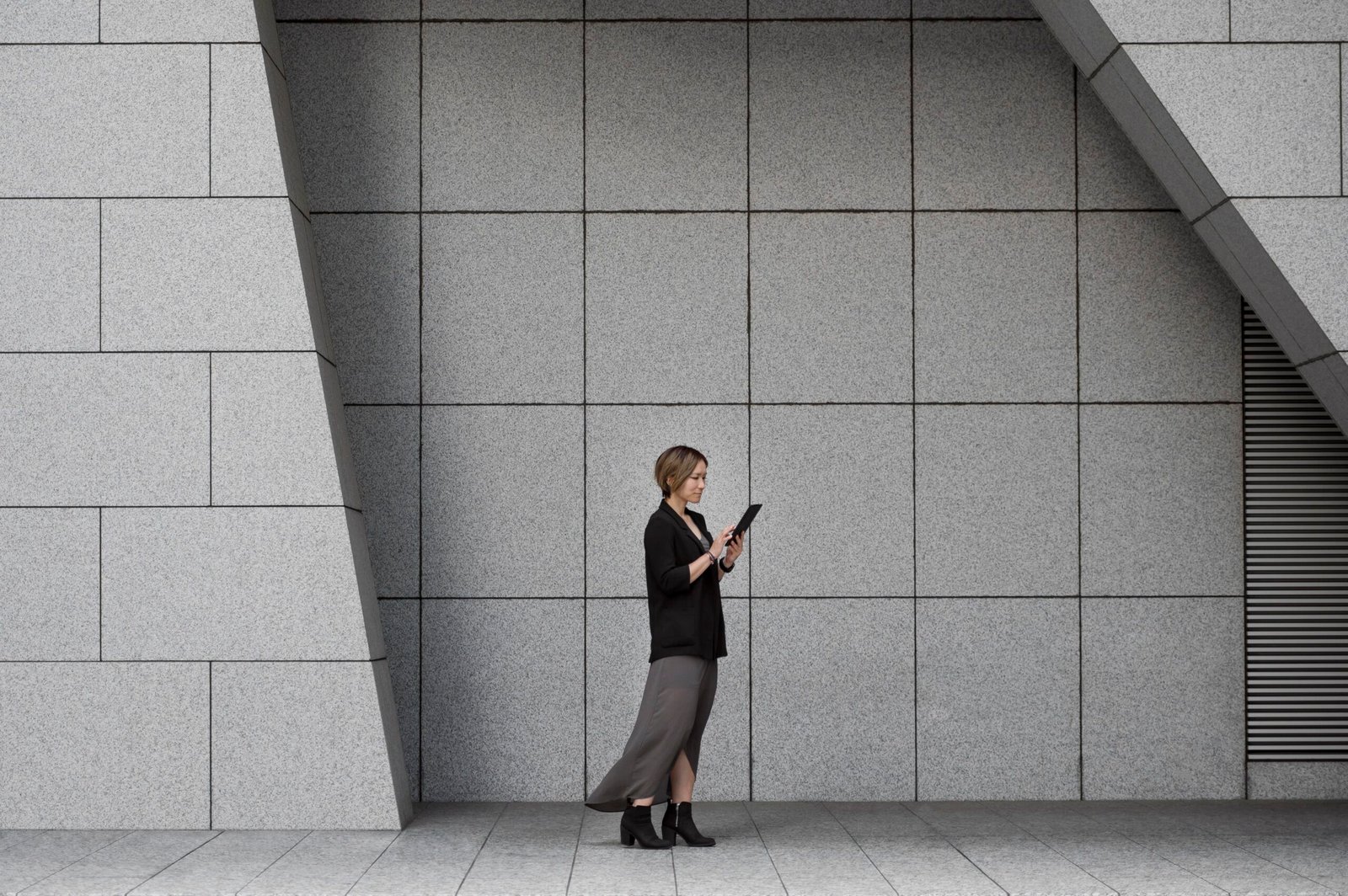 woman-holding-tablet-full-shot